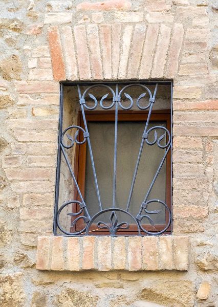 Eggers, Julie 아티스트의 Italy-Tuscany-Province of Siena-Montalcino Iron-barred window작품입니다.